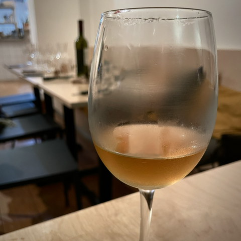 Ett immigt glas georgiskt vin.
