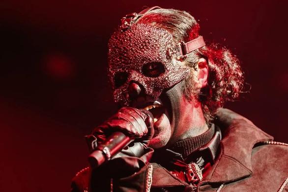 Papa V Perpetua singing,  cred a nameless ghoul 