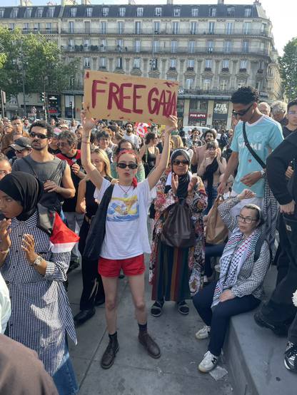 ”Free Gaza” står det på ett plakat som hålls upp på Place de la République i Paris, 10 juni 2025.