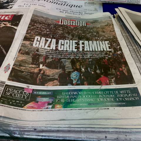 En bunt tidningar med franska Libération överst.