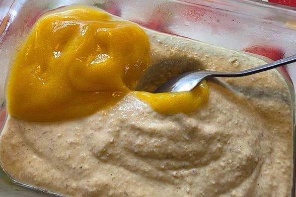 En närbild på en skål "havrefrutti med mango", en sorts overnight oats med mangopuré.