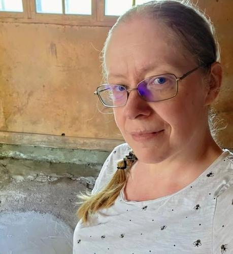 Selfie i hönshuset, där det börjar synas att jag försöker laga hålen i betongen.