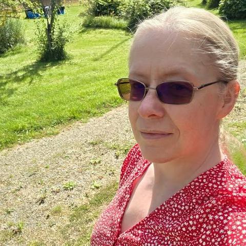 Selfie i solen med trädgården i bakgrunden.
