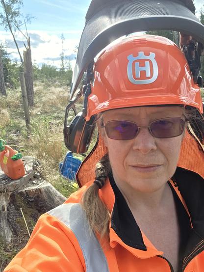 Selfie i skogshuggarkläde med vindfället i bakgrunden. 