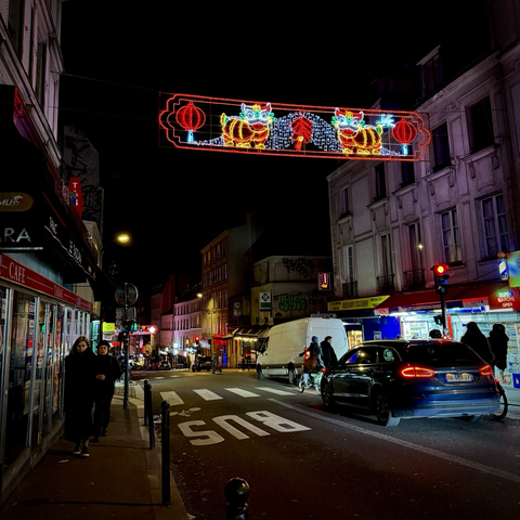 Julpynt i norra Paris.