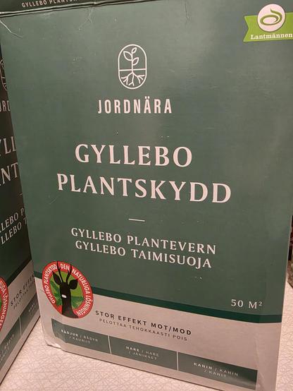 En grön låda "Gyllebo plantskydd" från Landmännen.
