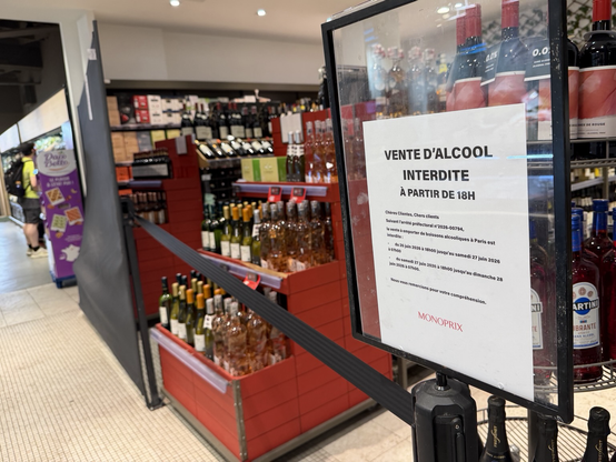 En skylt i en mataffär meddelar att alkoholförsäljningen förbjudits från kl 18 på fredagen 