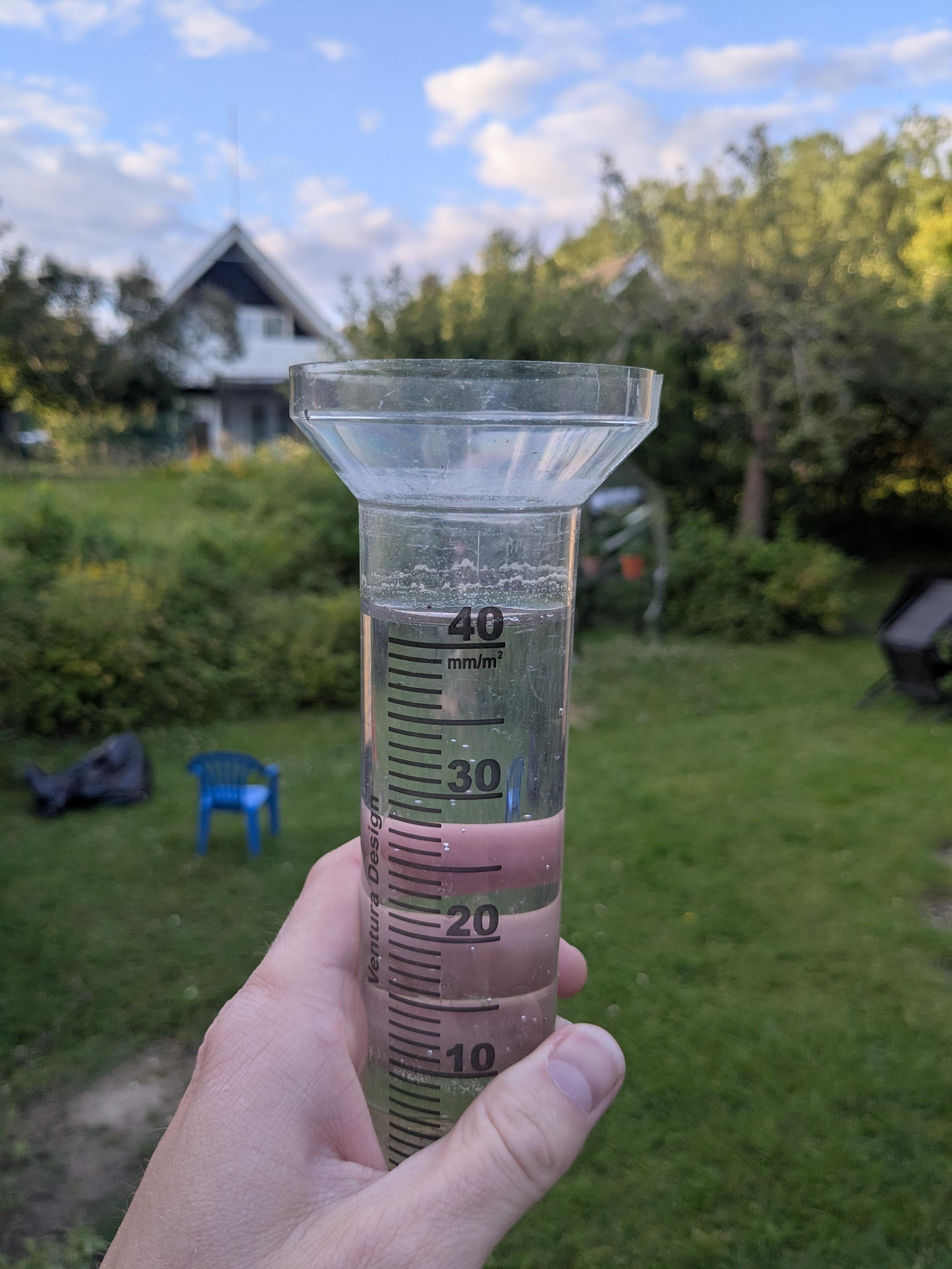 En regnmätare där vattenninvån når över 40 milimeter, vilket är det högsta måttet.