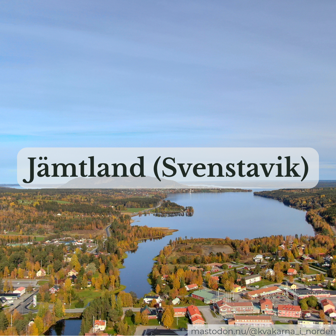 Höstligt flygfoto över Svenstavik i Jämtland med Storsjön och färgglada skogar under en blå himmel, med en central textruta som lyder "Jämtland (Svenstavik)".