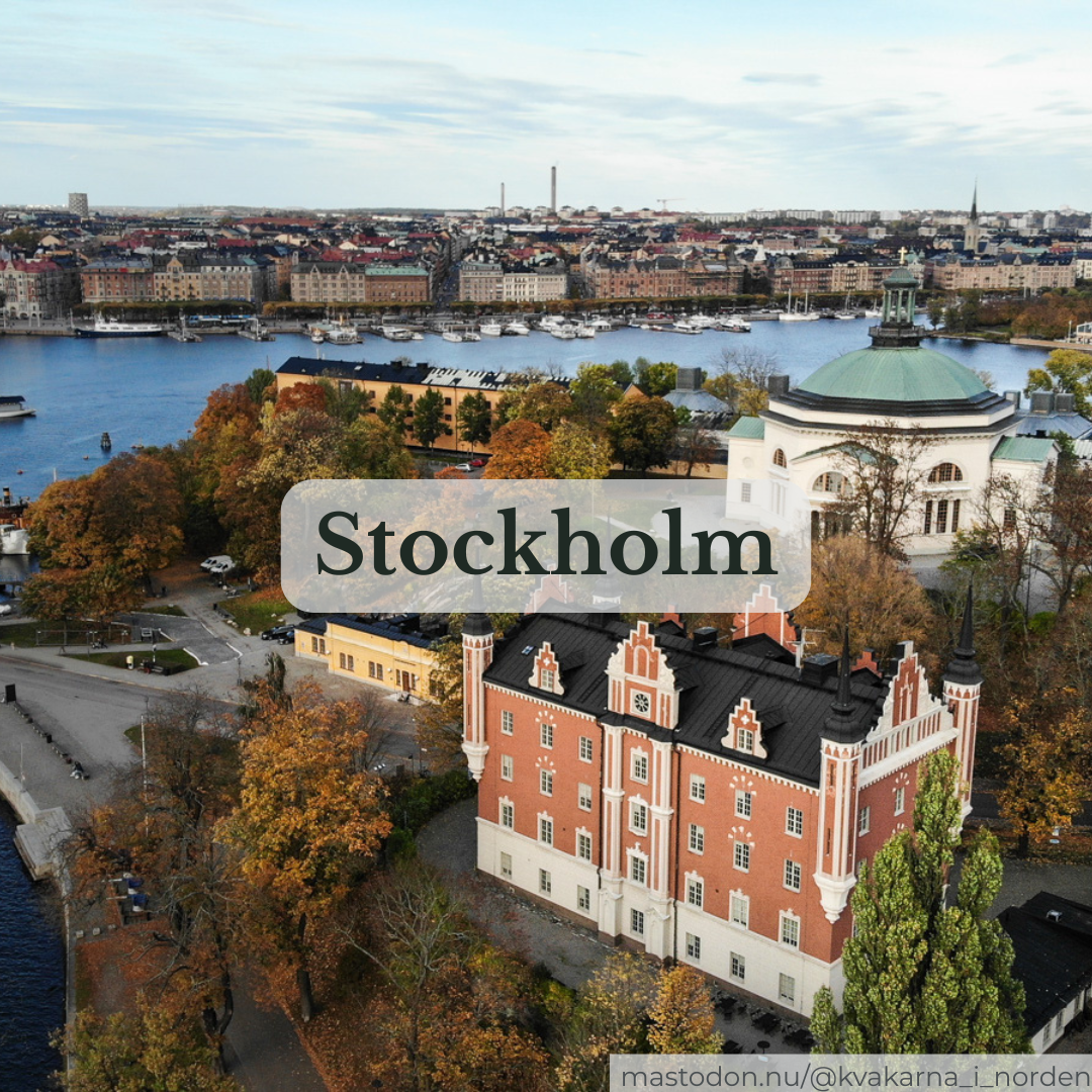 Flygfoto över Skeppsholmen i Stockholm i höstskepnad, med Amiralitetshuset och Skeppsholmskyrkan i fokus. En textruta i mitten visar ordet "Stockholm".