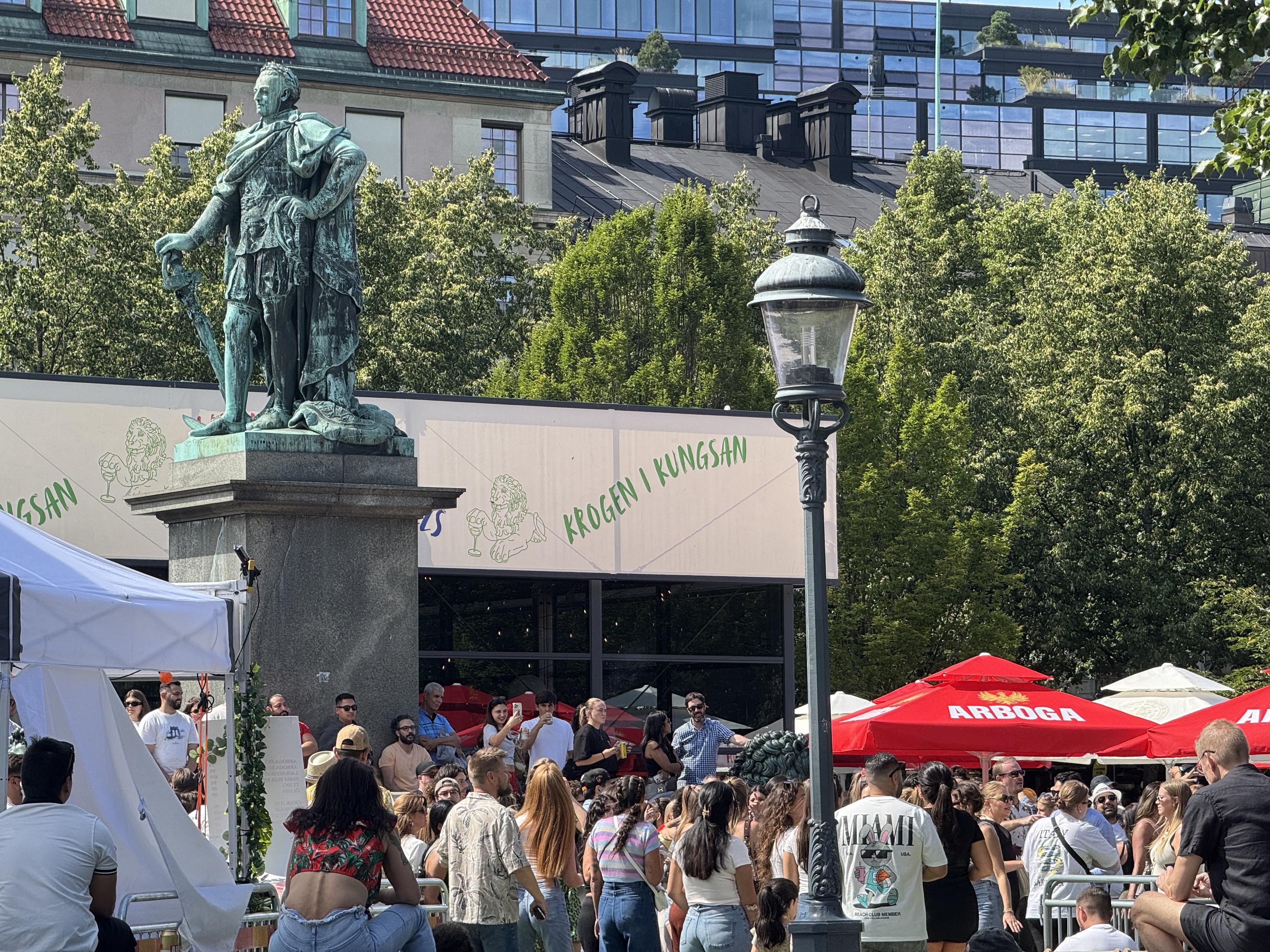 Människor i solen på uteserveringen vid tillfälliga ”Krogen i Kungsan”