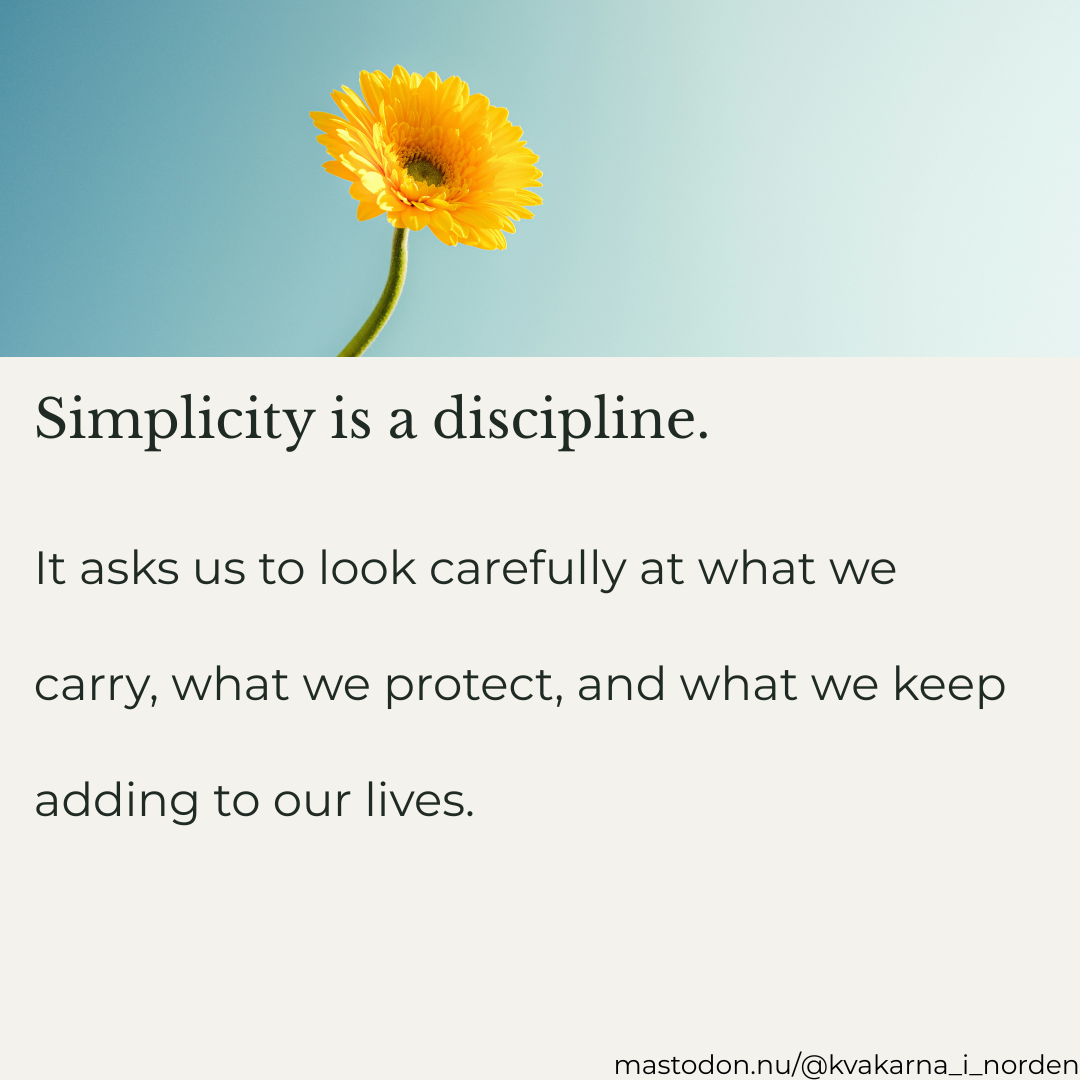 ​A bright yellow gerbera daisy against a light blue gradient background, positioned above a quote that reads: "Simplicity is a discipline. It asks us to look carefully at what we carry, what we protect, and what we keep adding to our lives." In the bottom right corner, text reads "mastodon.nu/@kvakarna_i_norden".
