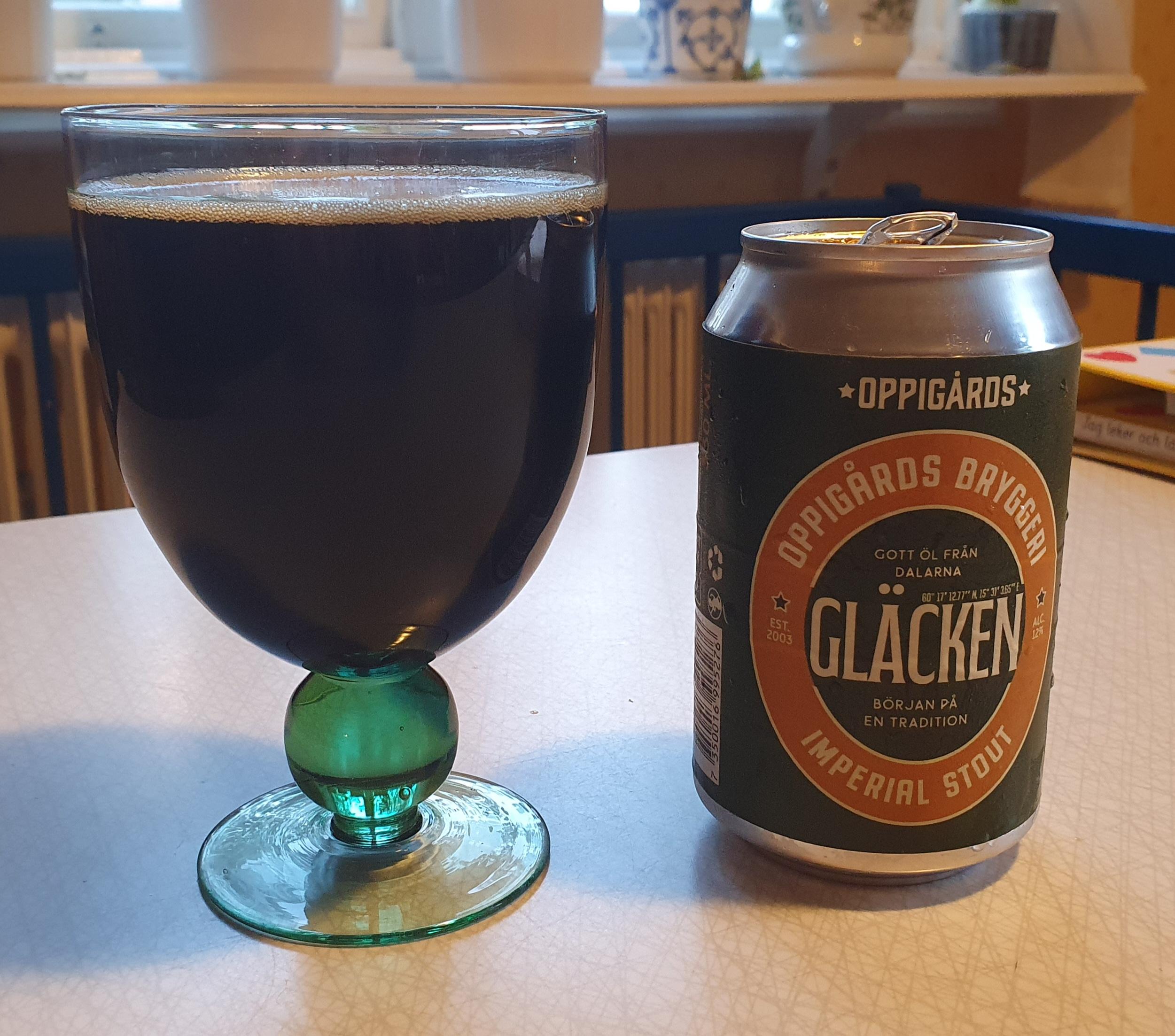 En kupa med mörkbrunt öl.