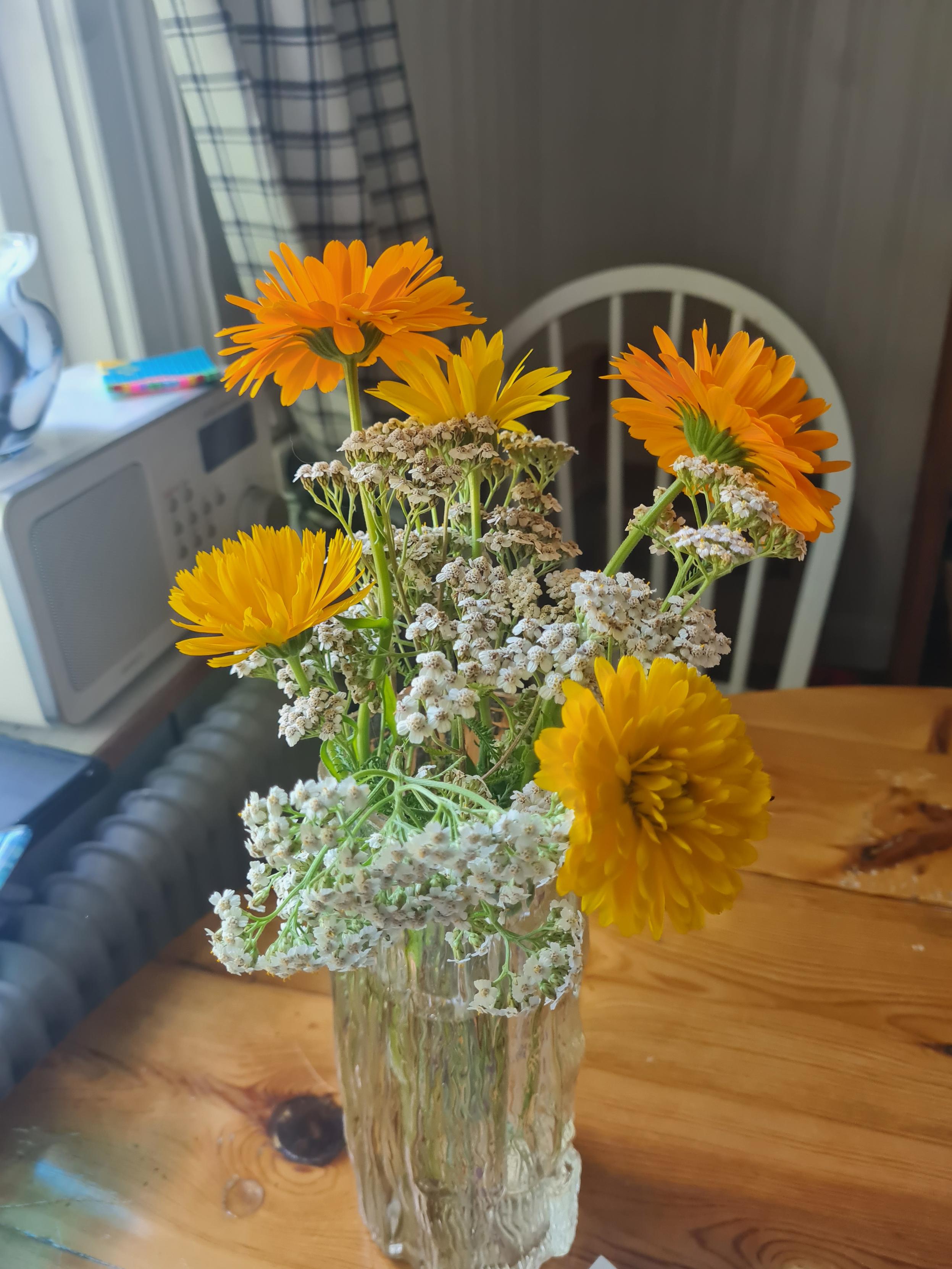 Bukett med ringblomma och rölleka i vas