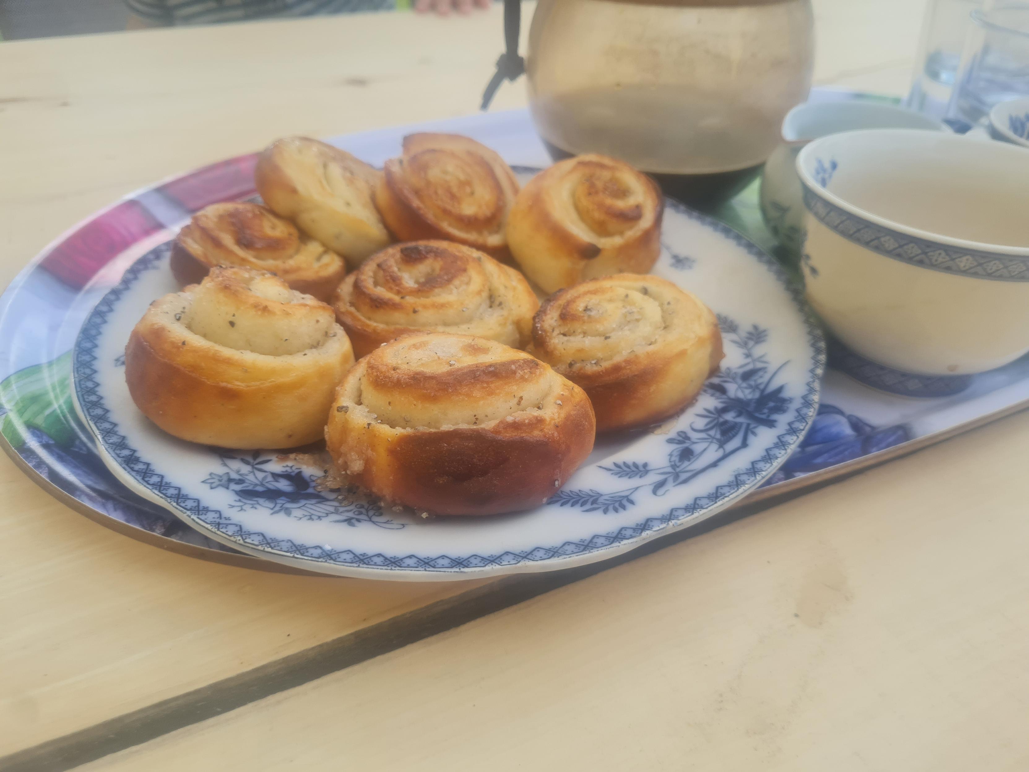 Bullar på tallrik med blått mönster