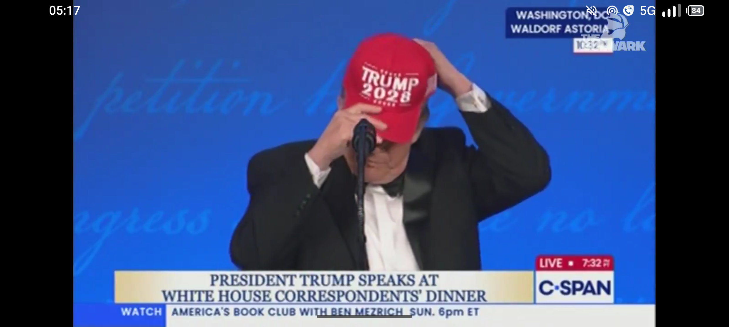 Presidenten tar på en röd keps med texten "Trump 2028".