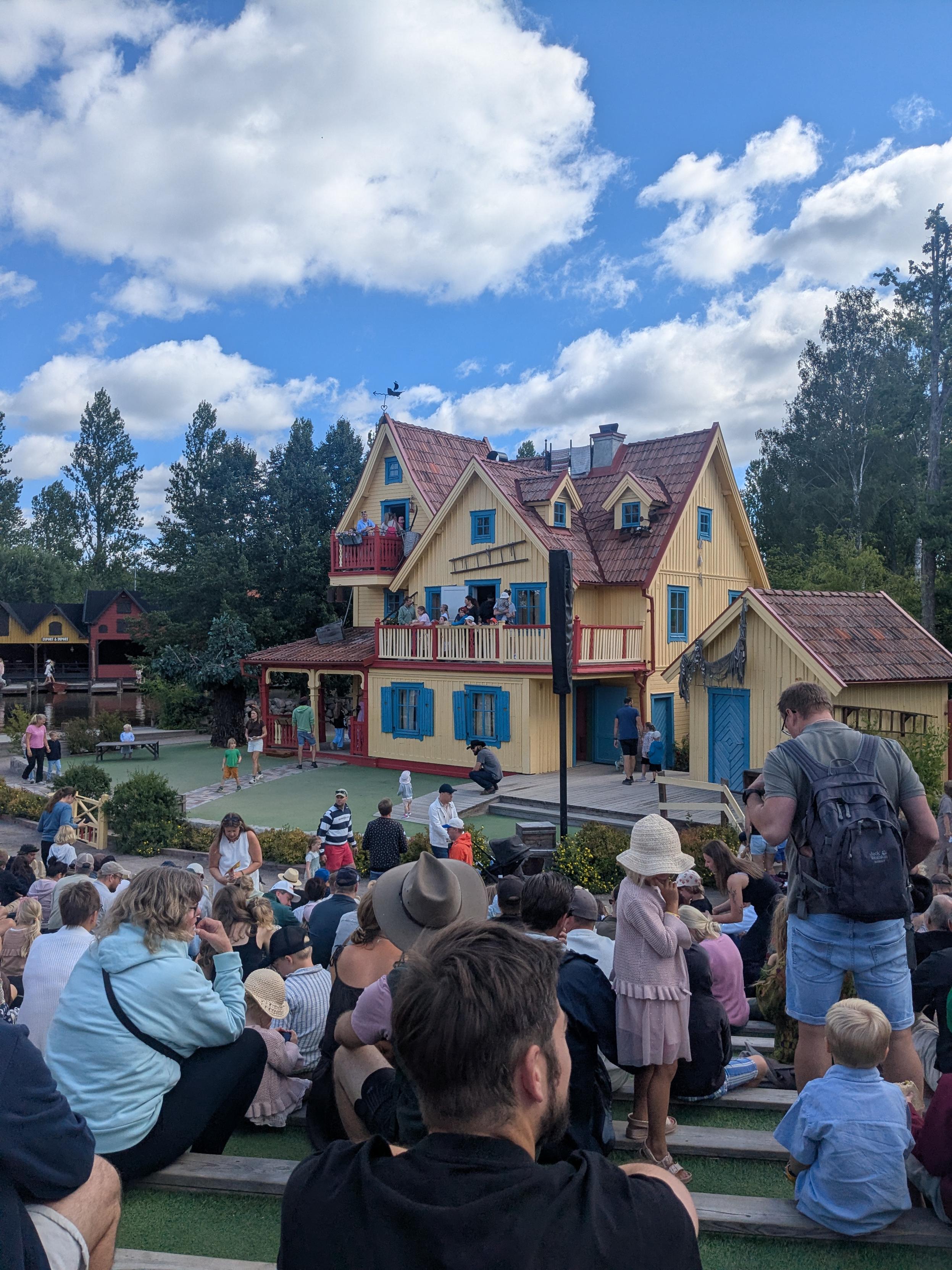 En stor mängd människor vid Villa Villekulla.