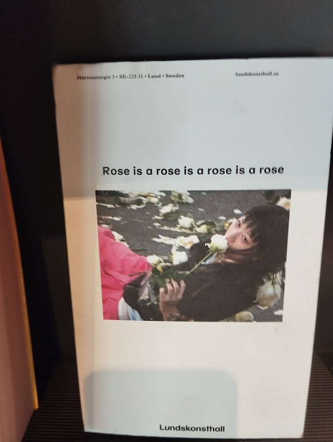 Bokomslag med titel "Rose is a rose is a rose is a rose"
Lunds konsthall.