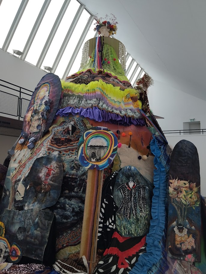 Fabulös skulptur av Valeria Montti Colque