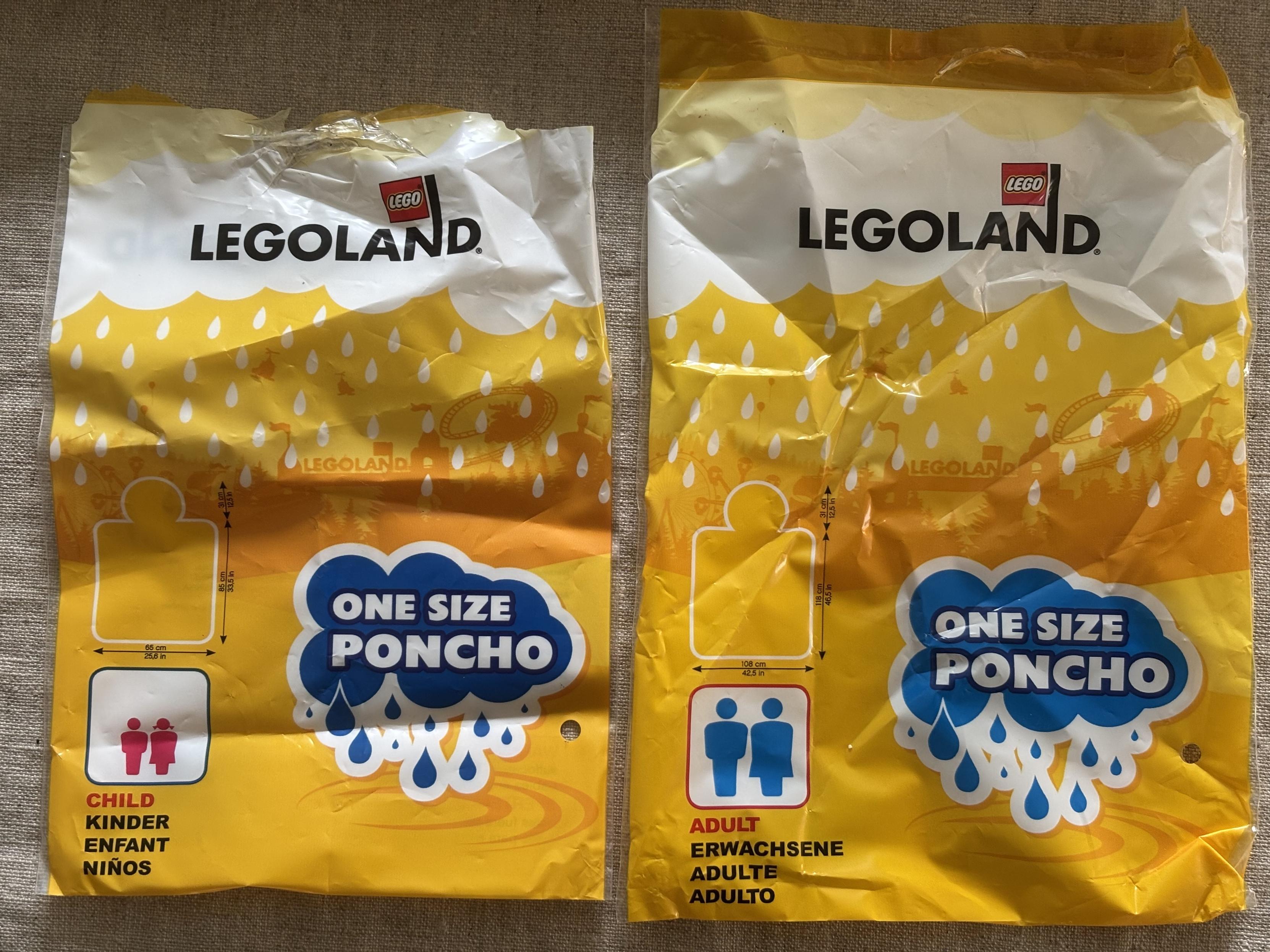 Foto av två förpackningar för ”ONE SIZE PONCHO” från Legoland. Den vänstra är avsedd för barn och den högra för vuxna.