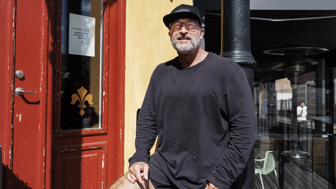 Man med grått skägg och baseballkeps